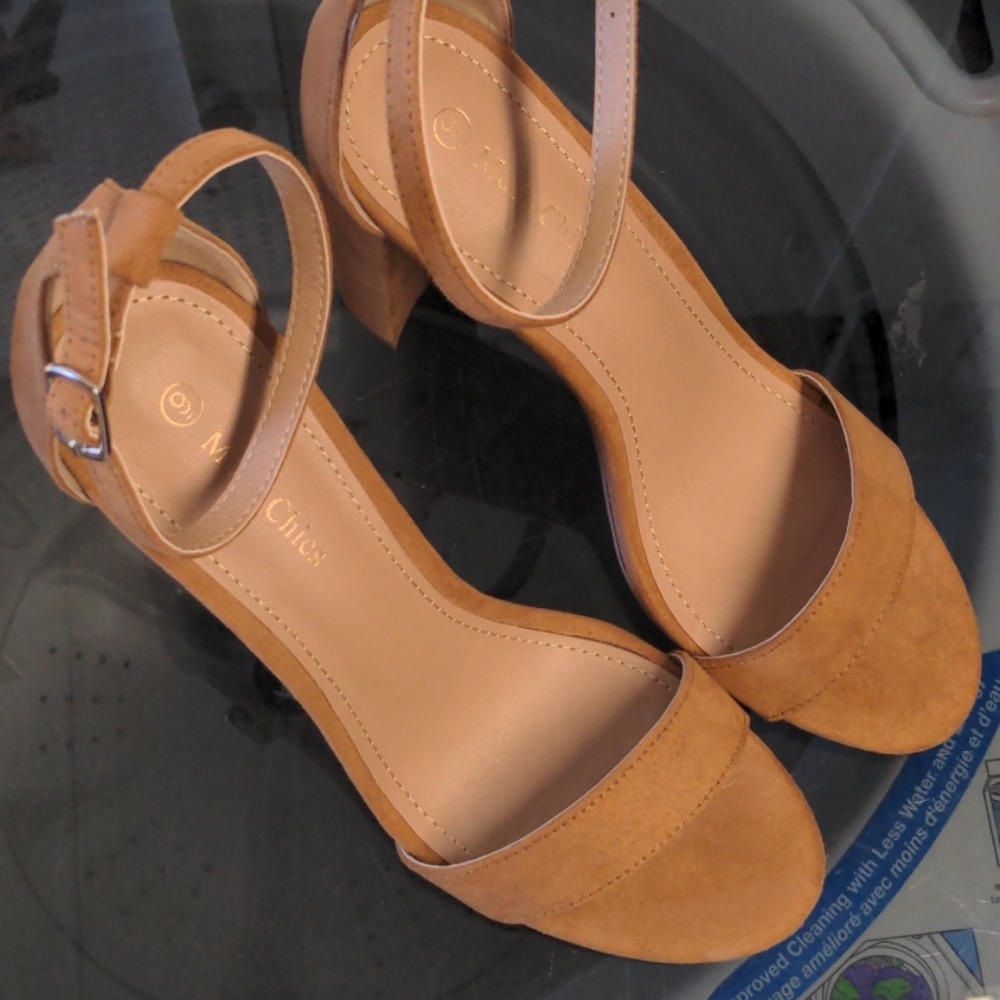 BRAND NEW! NEVER BEEN WORN!4" heel sandal